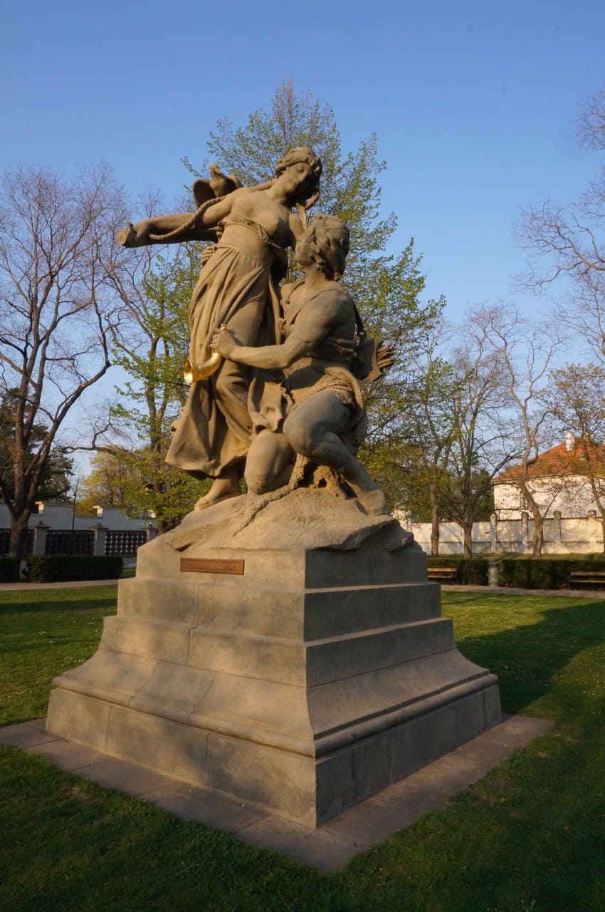 скульптуры геров народных легенд в Вышеградском саду