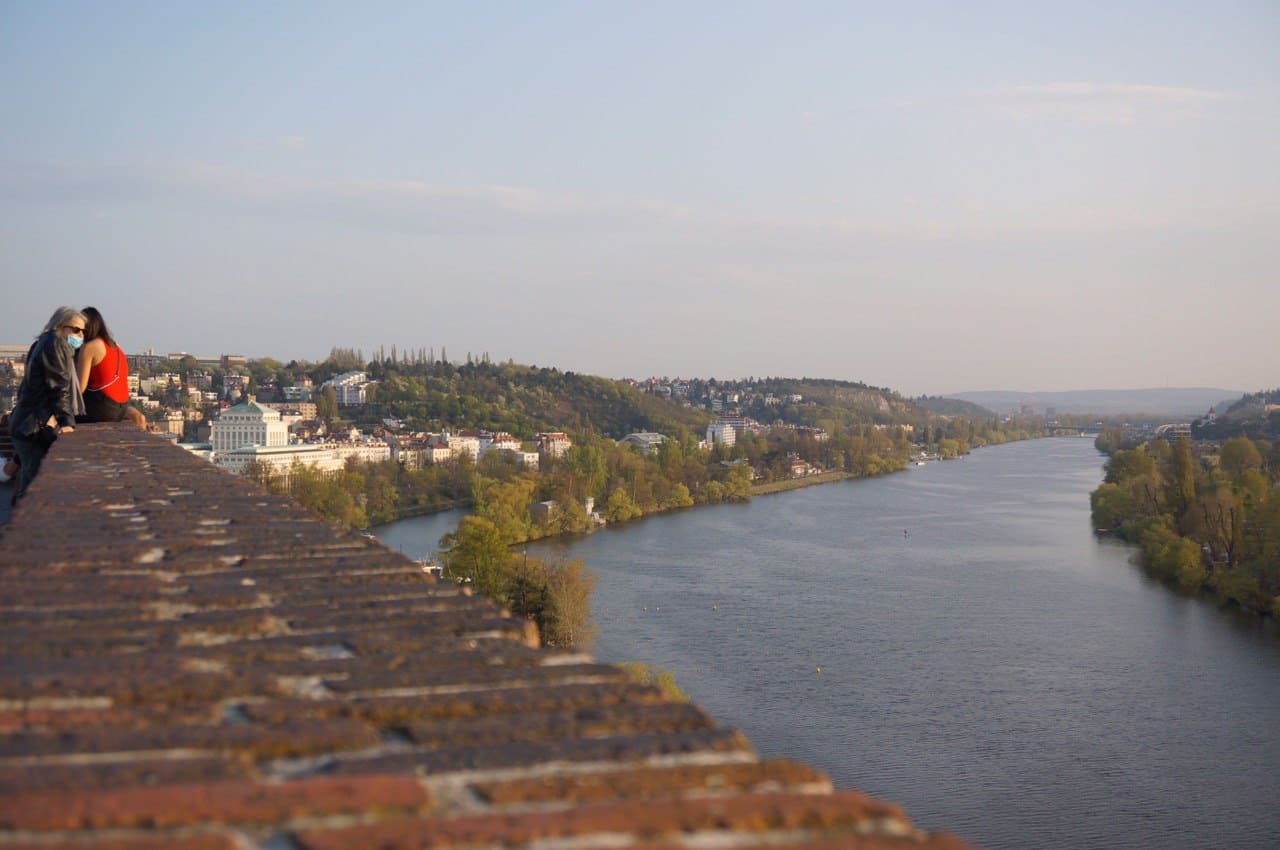 Вид со смотровой площадки на реку Влтаву